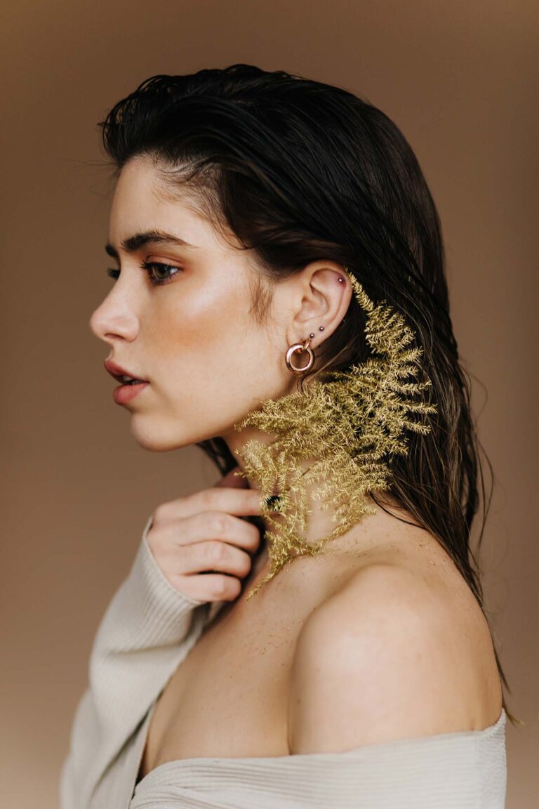 indoor-portrait-of-lovable-brunette-woman-with-pla-9BXTK5C